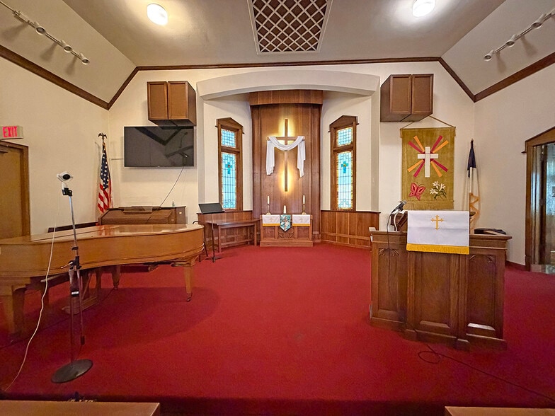 More Photos Of 1503 Broadway, Rockford Religious Facility For Sale