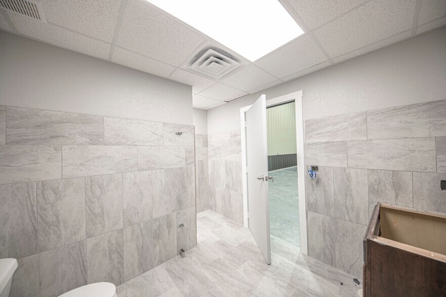 More Photos Of 16571 W Basin S, Odessa Warehouse For Sale