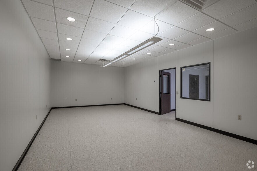 More Photos Of 1045 Eagon St, Barberton Manufacturing For Sale