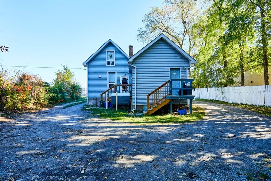 More Photos Of 562 Simcoe St S, Oshawa Storefront For Sale