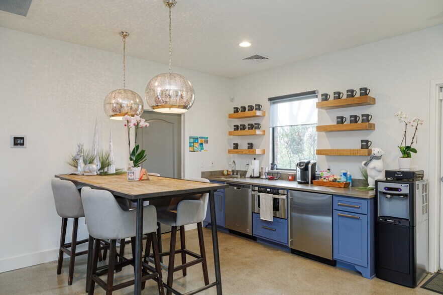More Photos Of 400 Sugartree Ln, Franklin Office For Sale