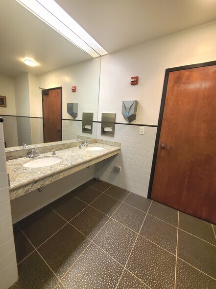 More Photos Of 401 Kamakee St, Honolulu Office For Lease