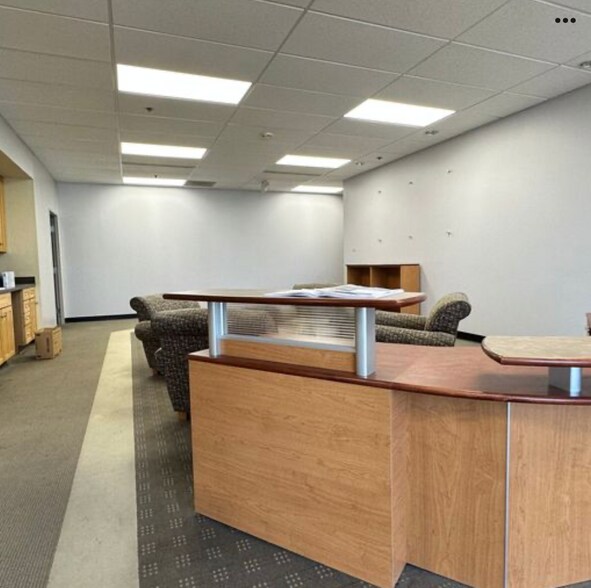 More Photos Of 422 Wards Corner Rd, Loveland Showroom For Lease