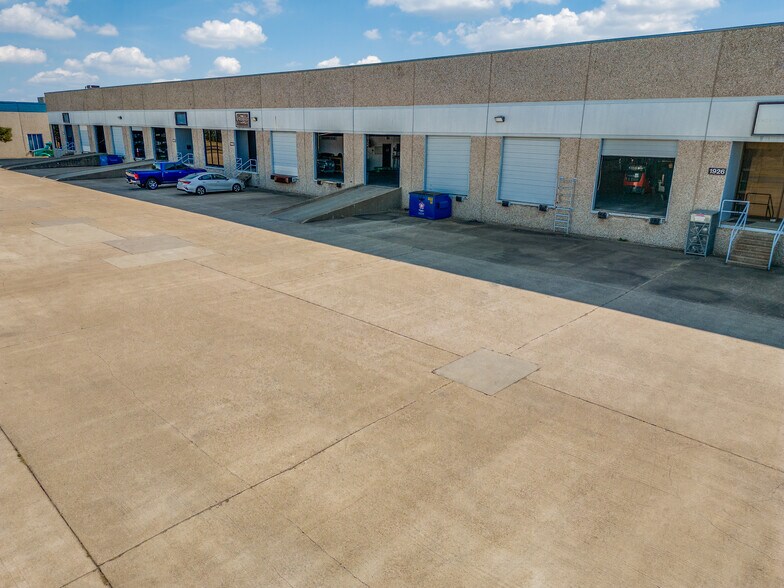 More Photos Of 1922-1938 N Great Southwest Pky, Grand Prairie Distribution For Lease