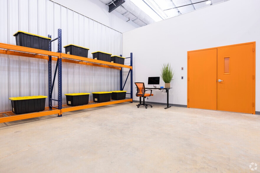 More Photos Of 1027 Outpost Dr, Conroe Showroom For Lease