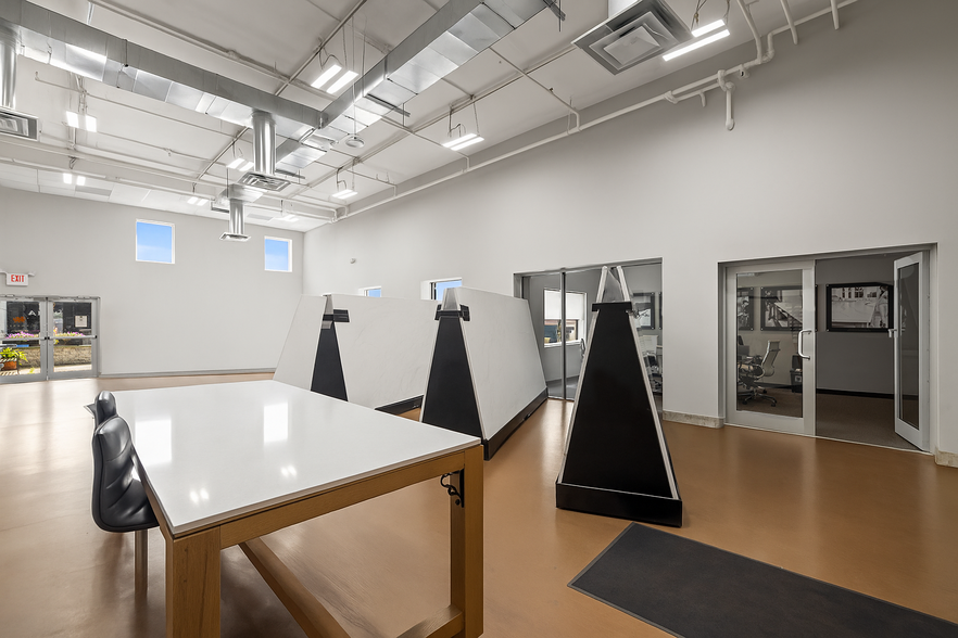 More Photos Of 15 Grumman Rd W, Bethpage Manufacturing For Lease