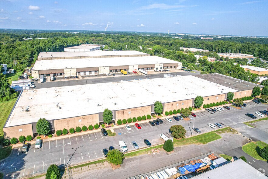 More Photos Of 805 Pressley Rd, Charlotte Warehouse For Lease