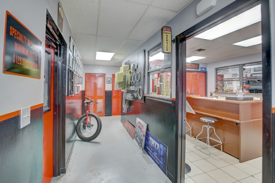 More Photos Of 530 S Dixie Hwy W, Pompano Beach Auto Repair For Sale