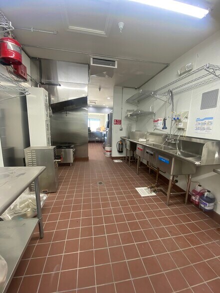 Primary Photo Of 1725 Spruce St, Riverside Restaurant For Lease