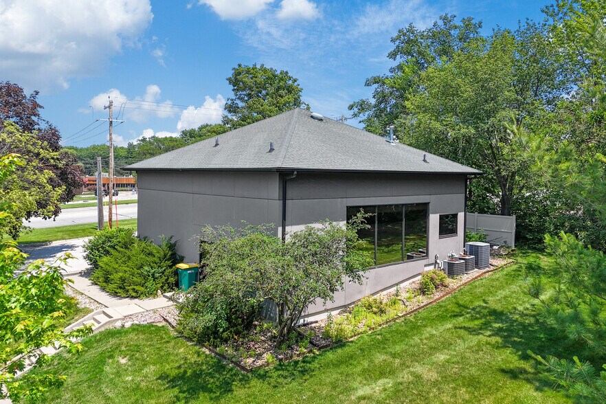 More Photos Of 7180 Hickman Rd, Windsor Heights Medical For Lease