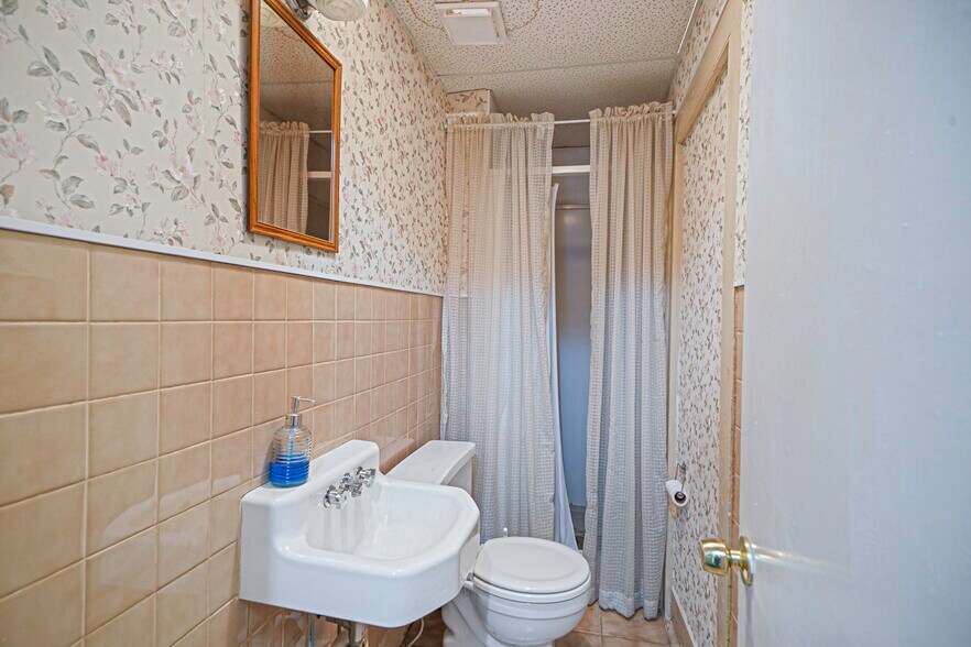More Photos Of 147 N Ocean Ave, Patchogue Office For Sale