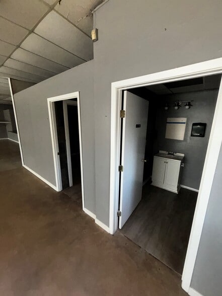 More Photos Of 368 A SH 75 N, Huntsville Freestanding For Lease