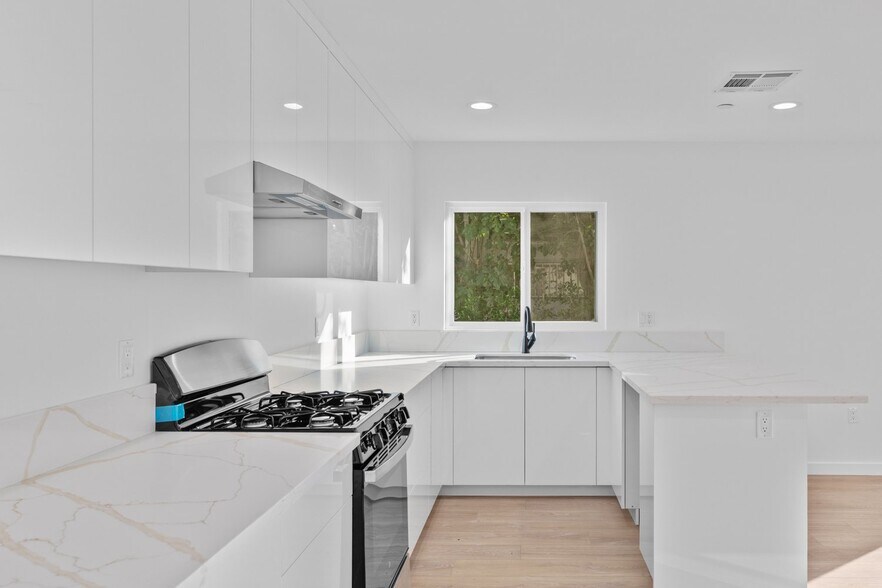 More Photos Of 6842 Cedros Ave, Van Nuys Apartments For Sale