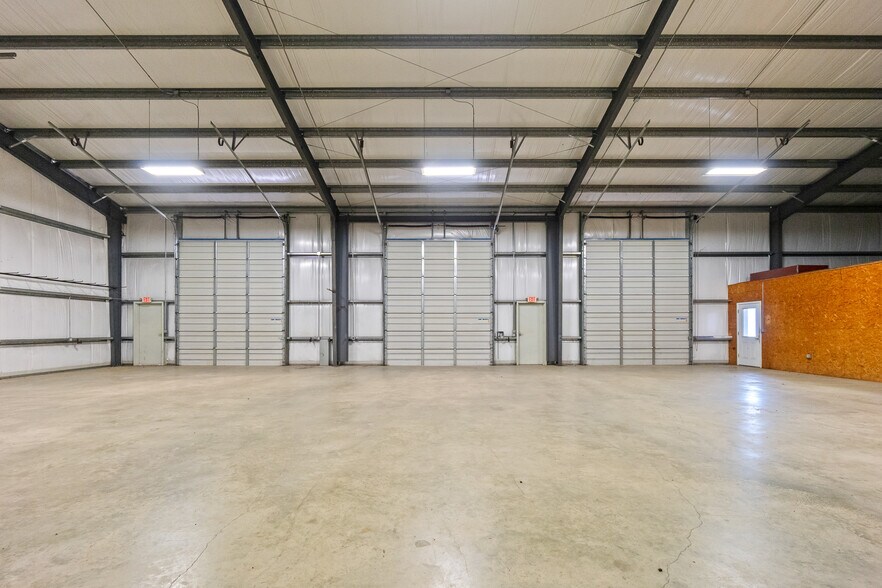 More Photos Of 945 Huser Blvd, Schulenburg Warehouse For Lease