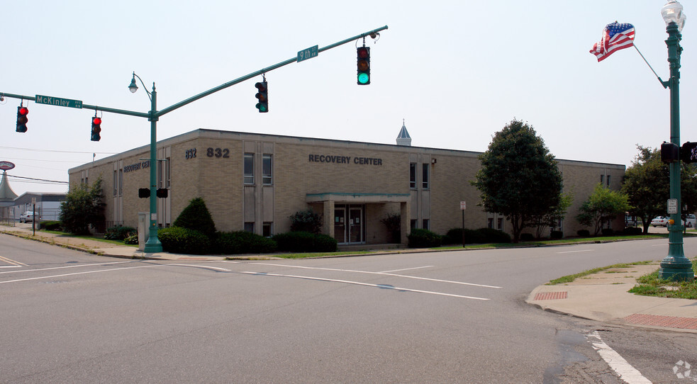 Primary Photo Of 832 Mckinley Ave NW, Canton Medical For Lease