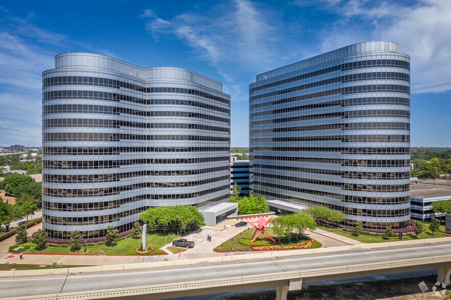 More Photos Of 2900 N Loop Fwy W, Houston Office For Lease