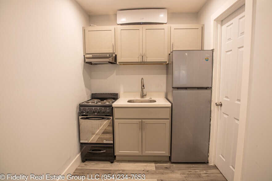 More Photos Of 2432 Sherman St, Hollywood Apartments For Sale