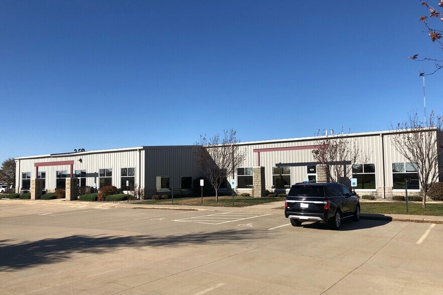 More Photos Of 921-929 Marthas Way, Hiawatha Light Distribution For Sale