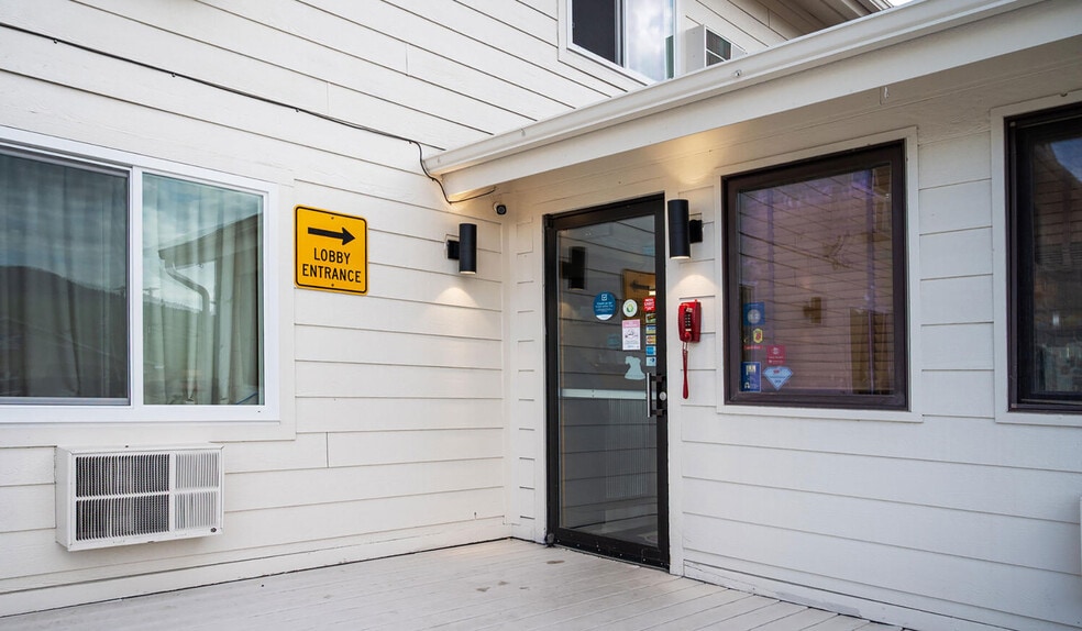 More Photos Of 702 Scott St, Gardiner Hotel For Sale