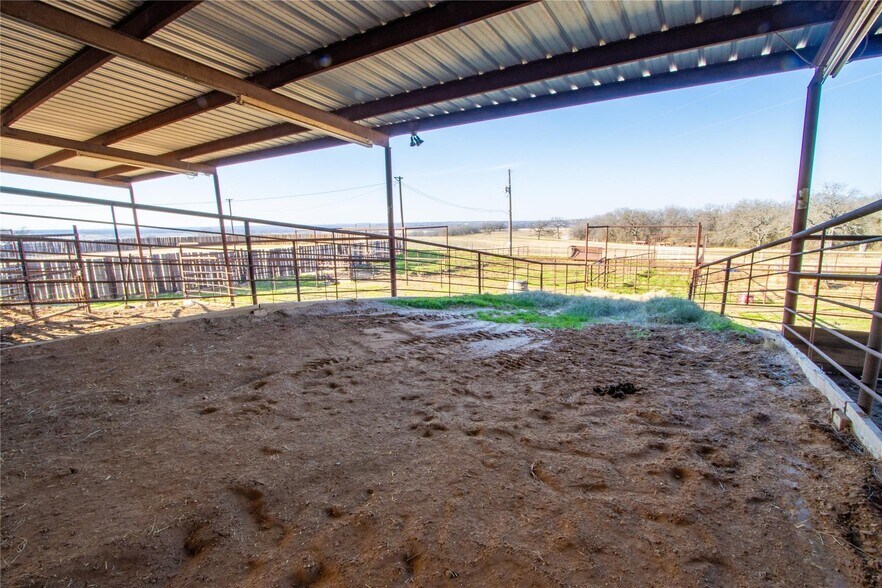 More Photos Of 7206 S FM 51, Boyd Veterinarian Kennel For Sale