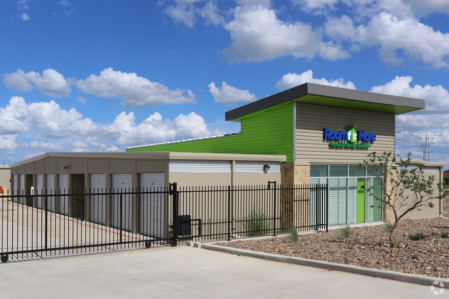 More Photos Of 2107 Shiloh Dr, Laredo General Retail For Sale