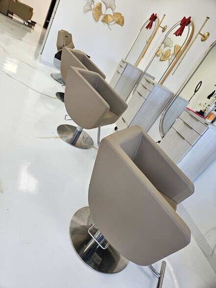 More Photos Of 6 Orangetown Shopping Ctr, Orangeburg General Retail For Lease