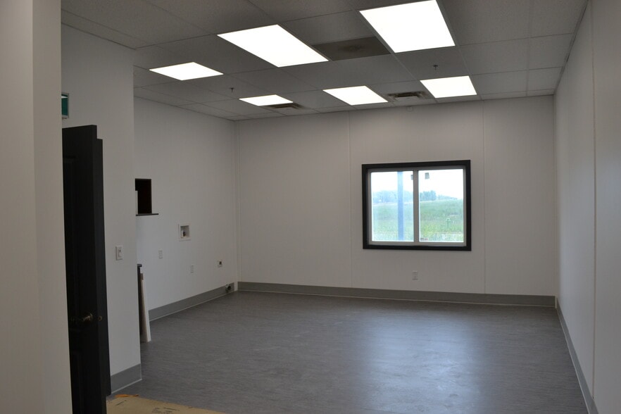 More Photos Of 70 Queens Dr, Red Deer County Service For Sale