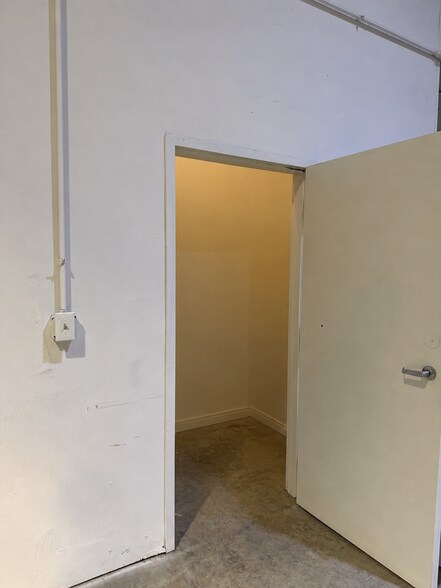 More Photos Of 572 Central Dr, Virginia Beach Light Distribution For Lease