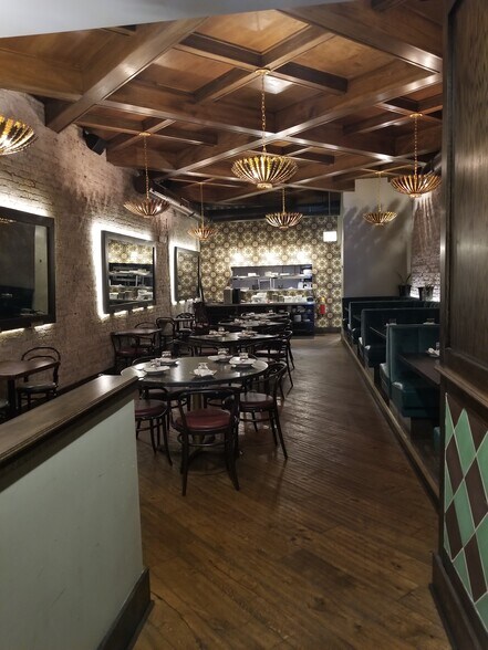 More Photos Of 738 W Randolph St, Chicago Storefront For Sale