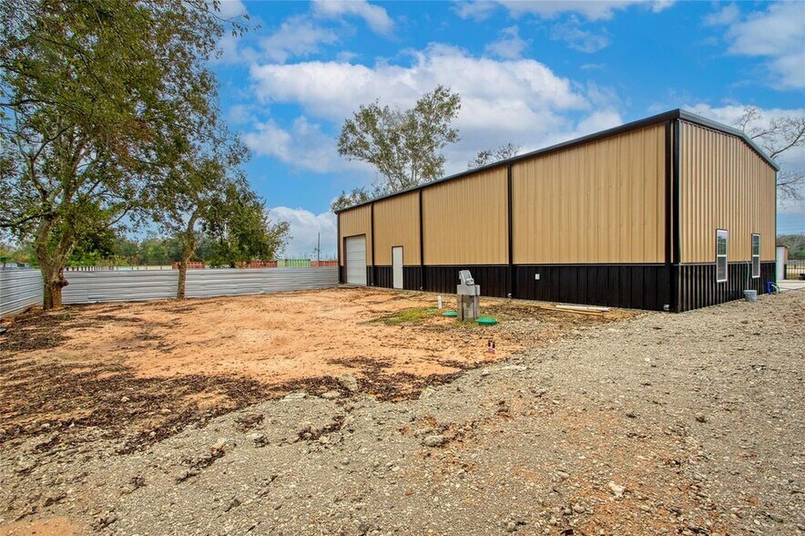 More Photos Of 13051 Pleasant Valley Dr, Rosharon Warehouse For Sale