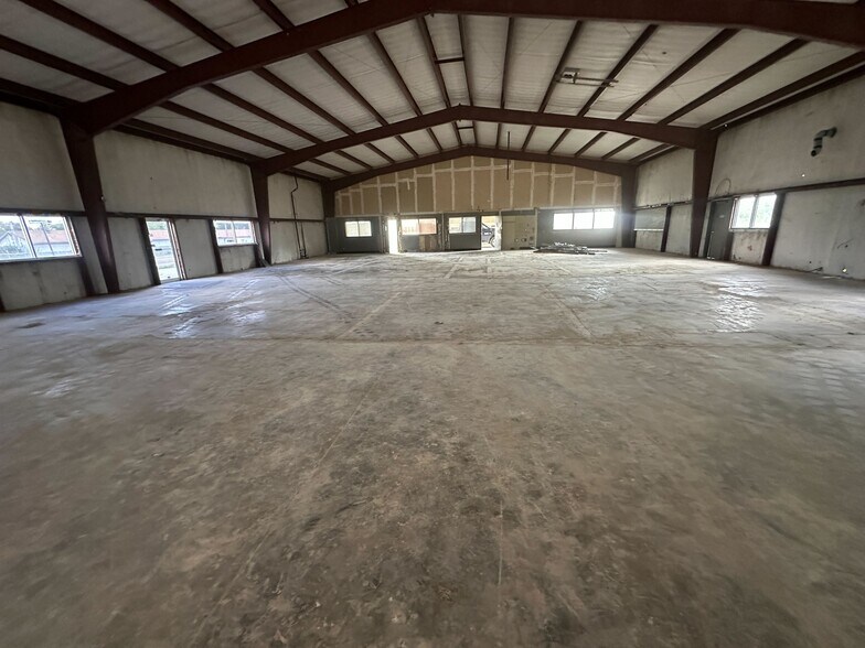 More Photos Of 2100 S Riverside Dr, Fort Worth Distribution For Lease