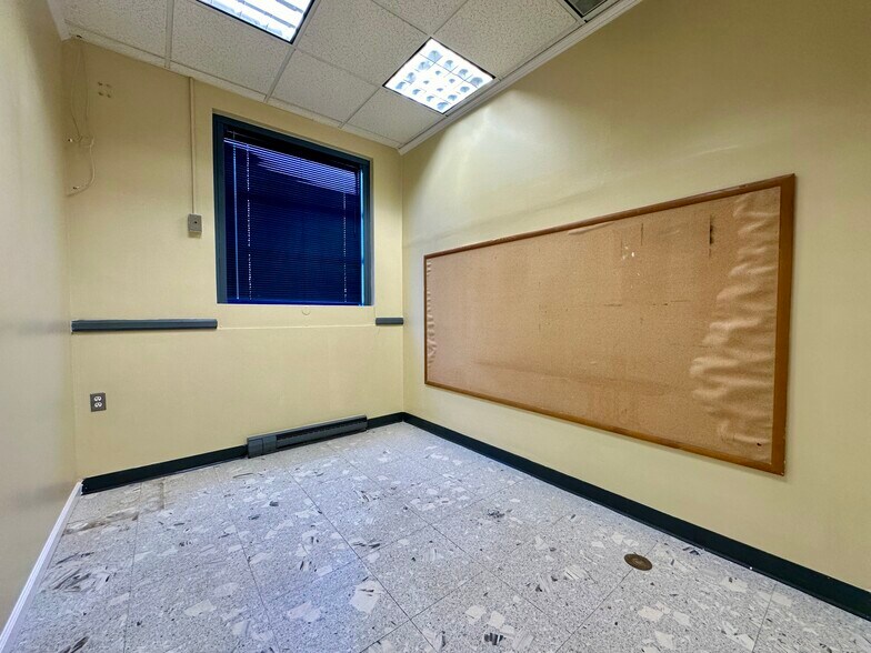 More Photos Of 8 Lester St, Martinsville General Retail For Sale