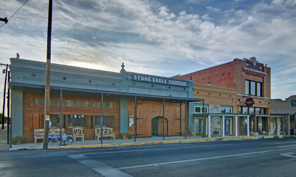 More Photos Of 120 N Austin St, Comanche Bar For Sale