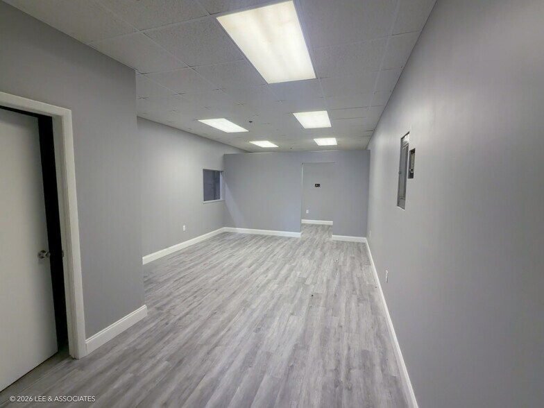 More Photos Of 1057 Ellis Rd N, Jacksonville Warehouse For Lease