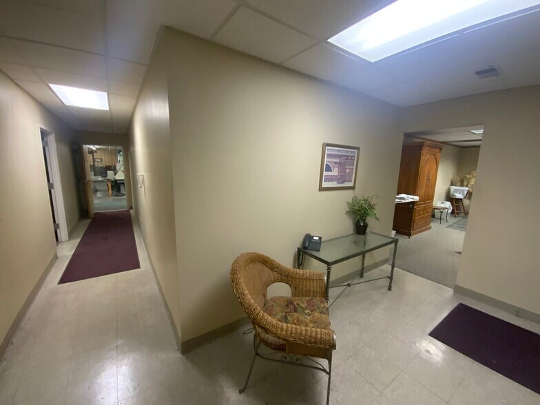 More Photos Of 110 SE 5th St, Lee's Summit Flex For Sale