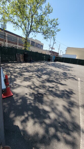 More Photos Of 141 Coit St, Irvington Showroom For Lease