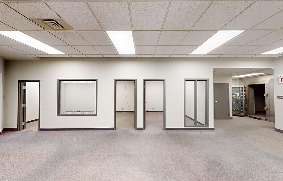 More Photos Of 114 Regent Av W, Winnipeg Medical For Lease