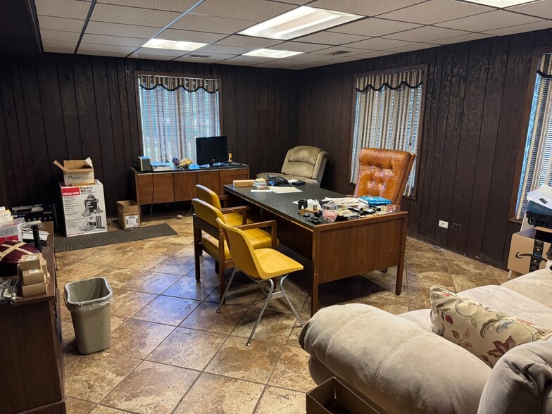 More Photos Of 213 Amendodge Dr, Shorewood Manufacturing For Sale