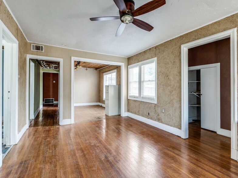 More Photos Of 5832 Live Oak St, Dallas Freestanding For Sale
