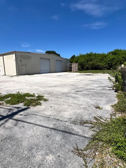 More Photos Of 205 Complex Dr, Lakeland Service For Lease