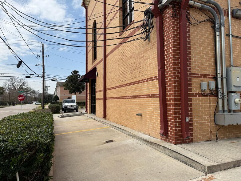 More Photos Of 2410 Ella Blvd, Houston Office For Sale