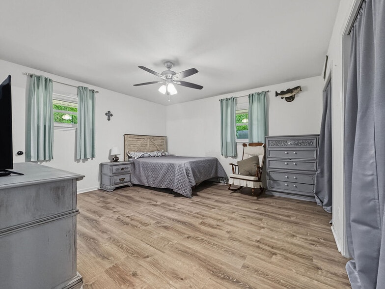 More Photos Of 5602 Highway 69 N, Northport Flex For Sale