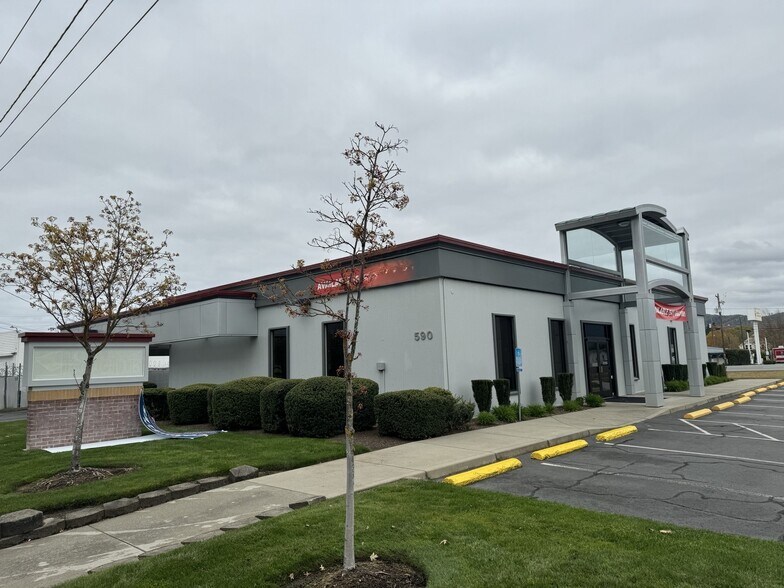 More Photos Of 590 Union Ave, Grants Pass Bank For Sale