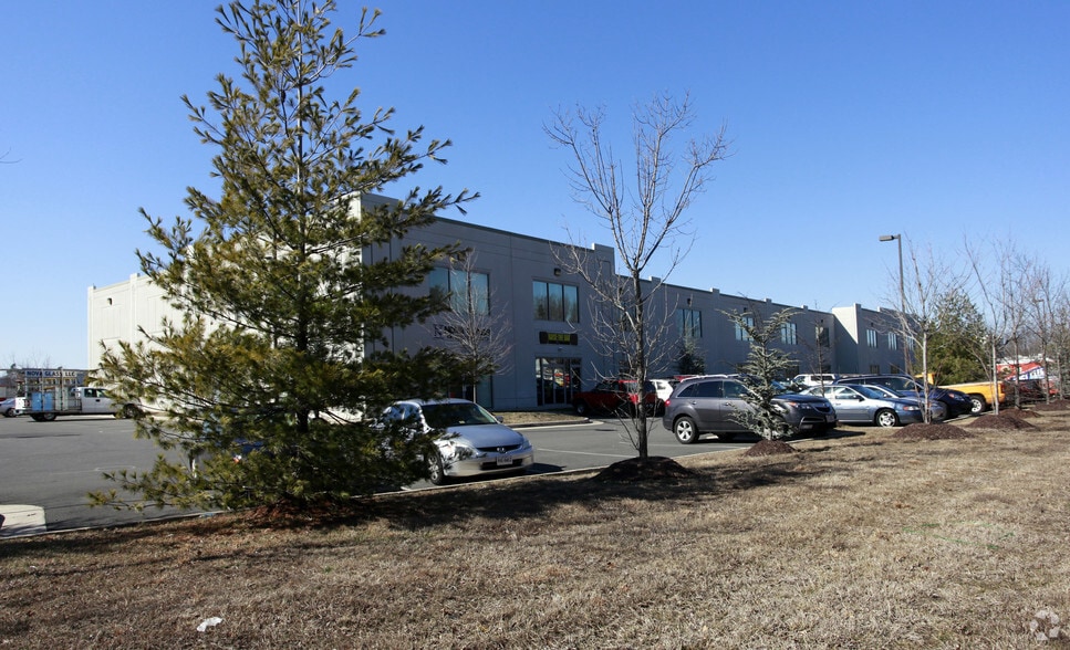 More Photos Of 8982-9050 Hornbaker Rd, Manassas Warehouse For Lease