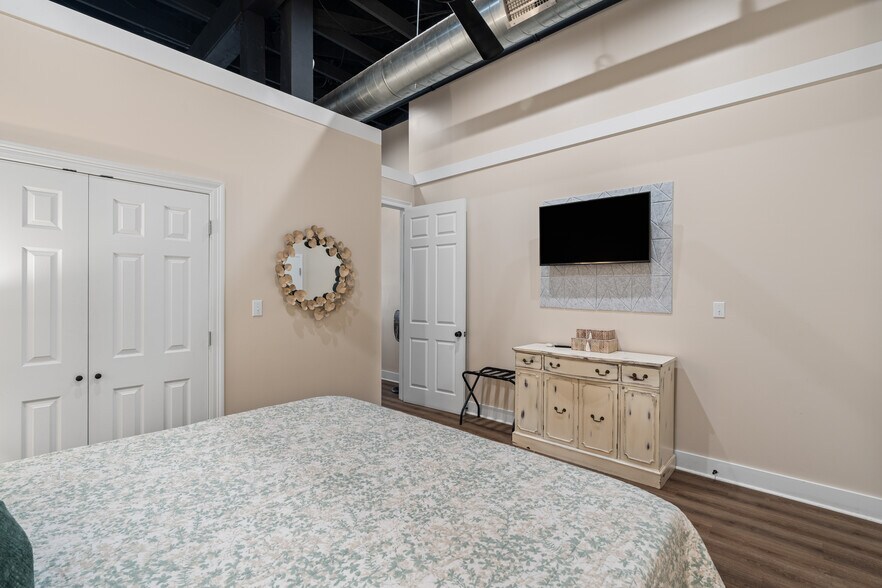 More Photos Of 531 Central Ave, Laurel Flex For Sale
