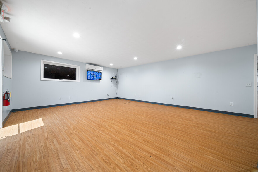 More Photos Of 3073 NE 37th Pl, Wildwood Warehouse For Lease