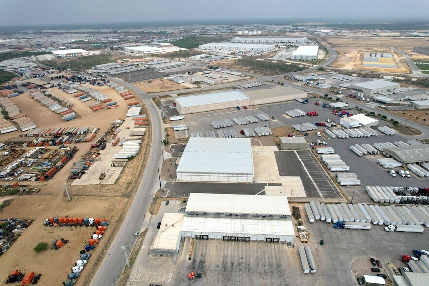 More Photos Of 13609 Evolution Lp, Laredo Warehouse For Lease