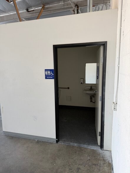 More Photos Of 11011 Glenoaks Blvd, Pacoima Warehouse For Lease
