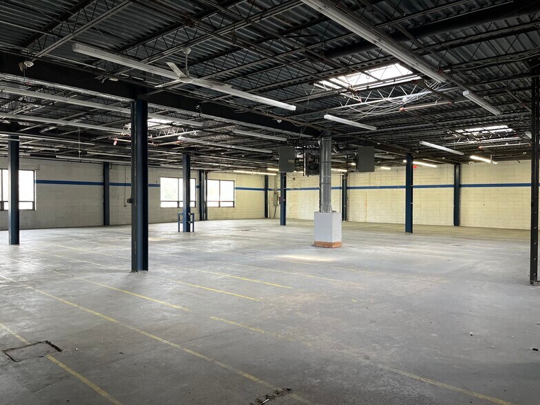 More Photos Of 919 West St, Pelham Manor Warehouse For Lease