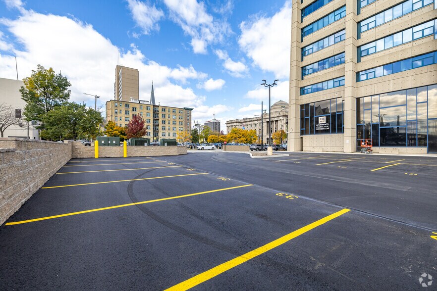 More Photos Of 735 W Wisconsin Ave, Milwaukee Apartments For Sale